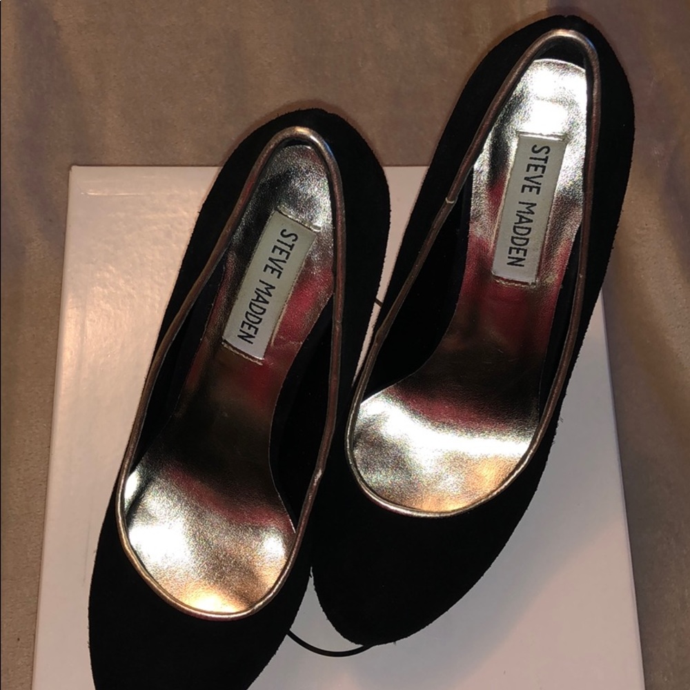 Steve Madden Black Suede Heels!!